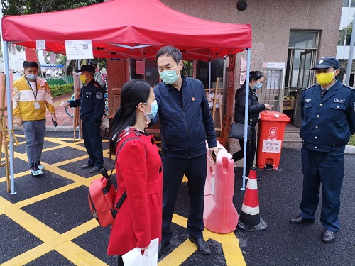 雷锋心 志愿情 战“疫”路上并肩行！